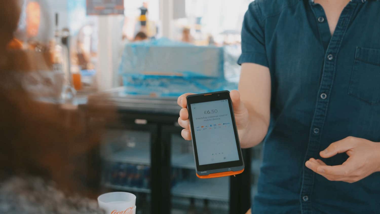 Bestellen bij de ober | Onze mobiele all-in-one terminal maakt het mogelijk om bestellingen direct aan de ober door te geven en meteen af te rekenen.